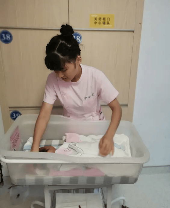 【匯蘇馨巾幗家政】 肖煥：母嬰護(hù)理<strong></p>
<p>母嬰護(hù)理
</strong>，以愛為本:母嬰護(hù)理
