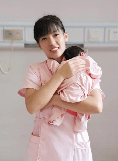 【匯蘇馨巾幗家政】 肖煥：母嬰護(hù)理<strong></p>
<p>母嬰護(hù)理
</strong>，以愛為本:母嬰護(hù)理
